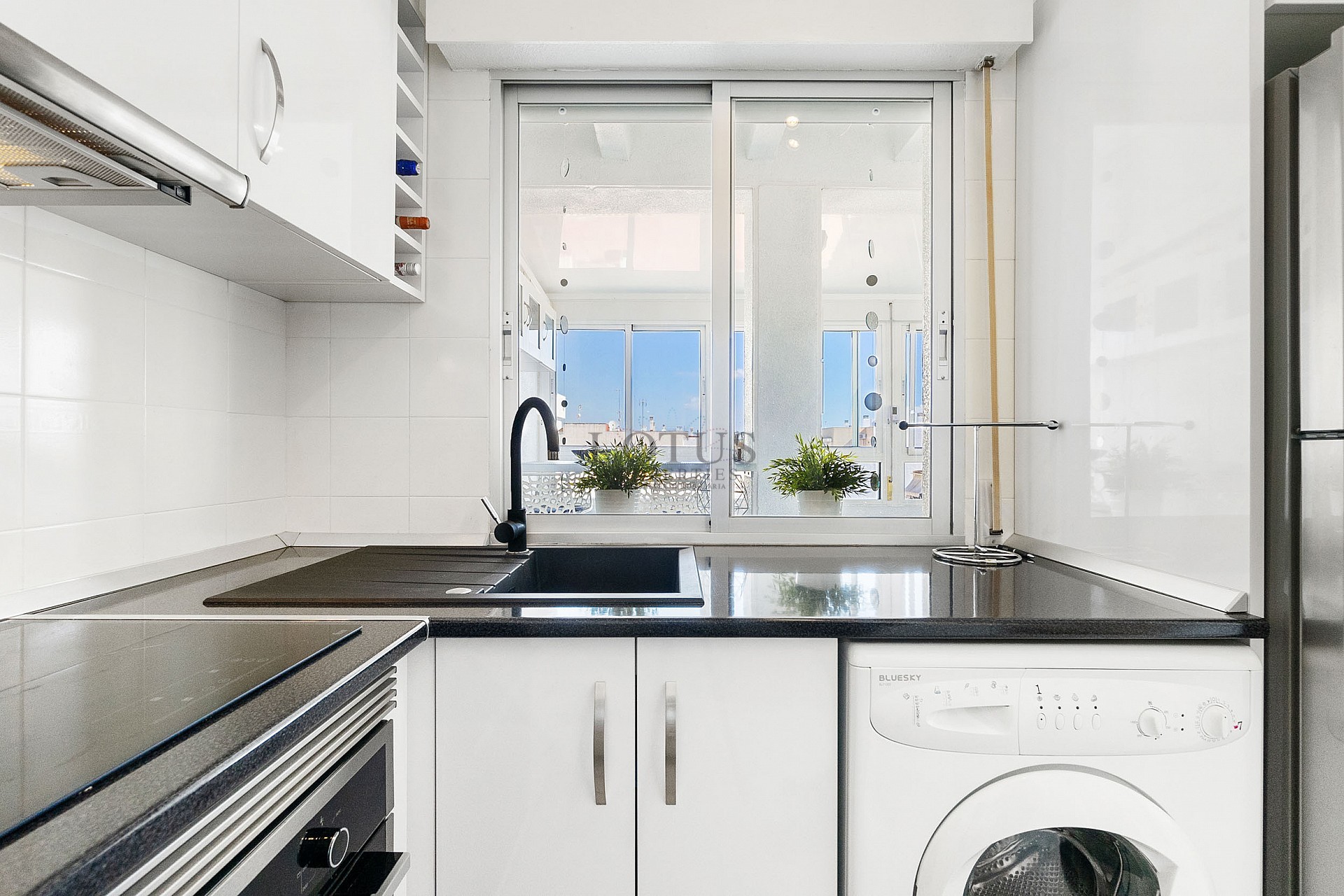 Fantastic penthouse in excellent condition with large terrace only 500 m to Playa Los Locos - Lotus Properties