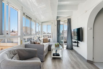 Fantástico ático en excelentes condiciones con gran terraza a sólo 500 m de Playa Los Locos - Lotus Properties