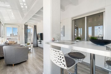 Fantástico ático en excelentes condiciones con gran terraza a sólo 500 m de Playa Los Locos - Lotus Properties