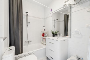 Fantástico ático en excelentes condiciones con gran terraza a sólo 500 m de Playa Los Locos - Lotus Properties