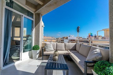 Fantástico ático en excelentes condiciones con gran terraza a sólo 500 m de Playa Los Locos - Lotus Properties