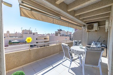 Fantástico ático en excelentes condiciones con gran terraza a sólo 500 m de Playa Los Locos - Lotus Properties