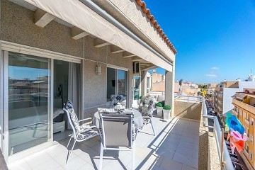 Fantástico ático en excelentes condiciones con gran terraza a sólo 500 m de Playa Los Locos - Lotus Properties