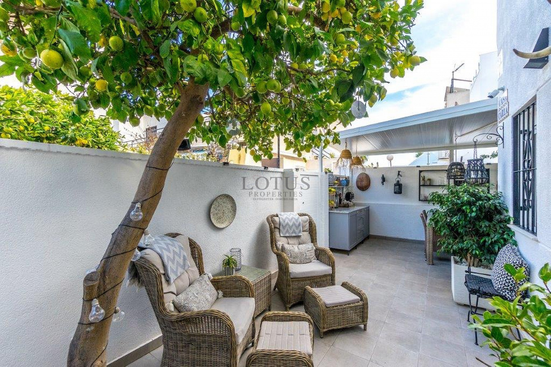 Супер красивый отремонтированный таунхаус в Урбе. Доня Инес с террасой на крыше и садом - Lotus Properties