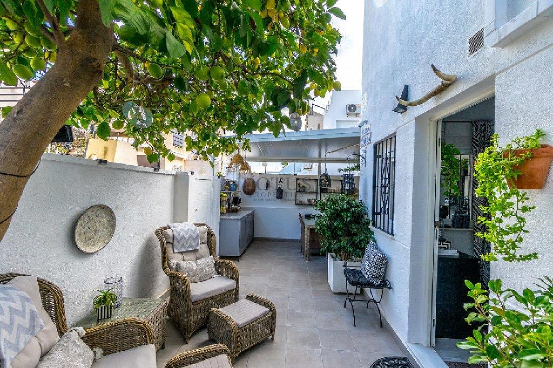 Супер красивый отремонтированный таунхаус в Урбе. Доня Инес с террасой на крыше и садом - Lotus Properties