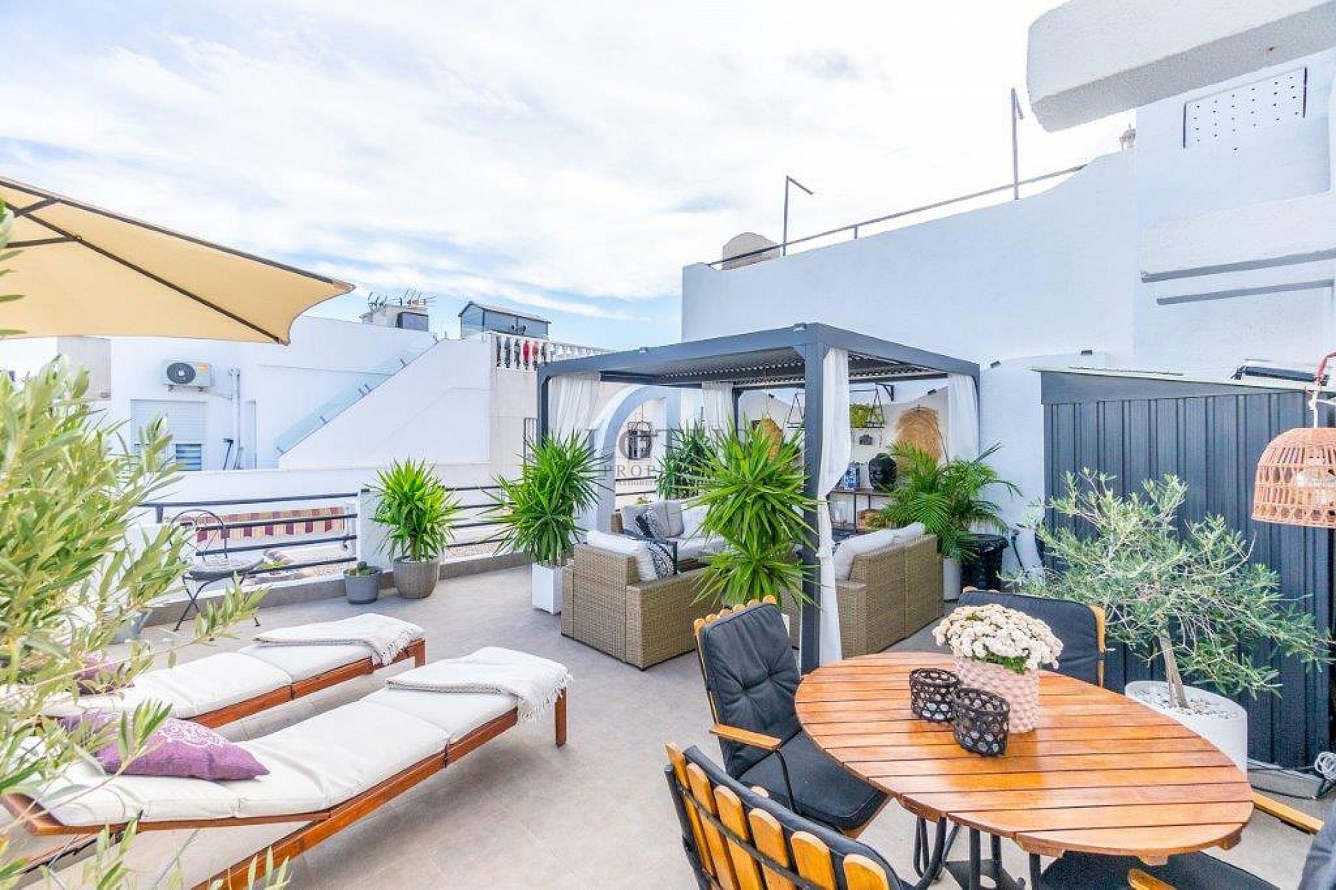 Супер красивый отремонтированный таунхаус в Урбе. Доня Инес с террасой на крыше и садом - Lotus Properties