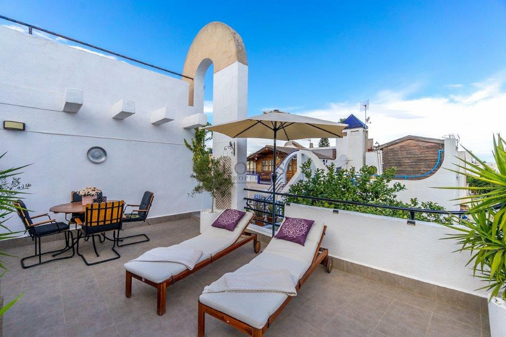 Супер красивый отремонтированный таунхаус в Урбе. Доня Инес с террасой на крыше и садом - Lotus Properties