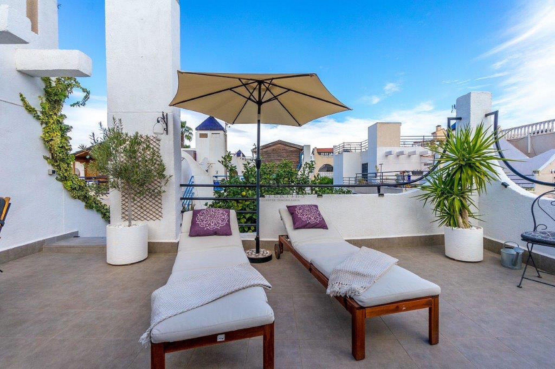 Супер красивый отремонтированный таунхаус в Урбе. Доня Инес с террасой на крыше и садом - Lotus Properties
