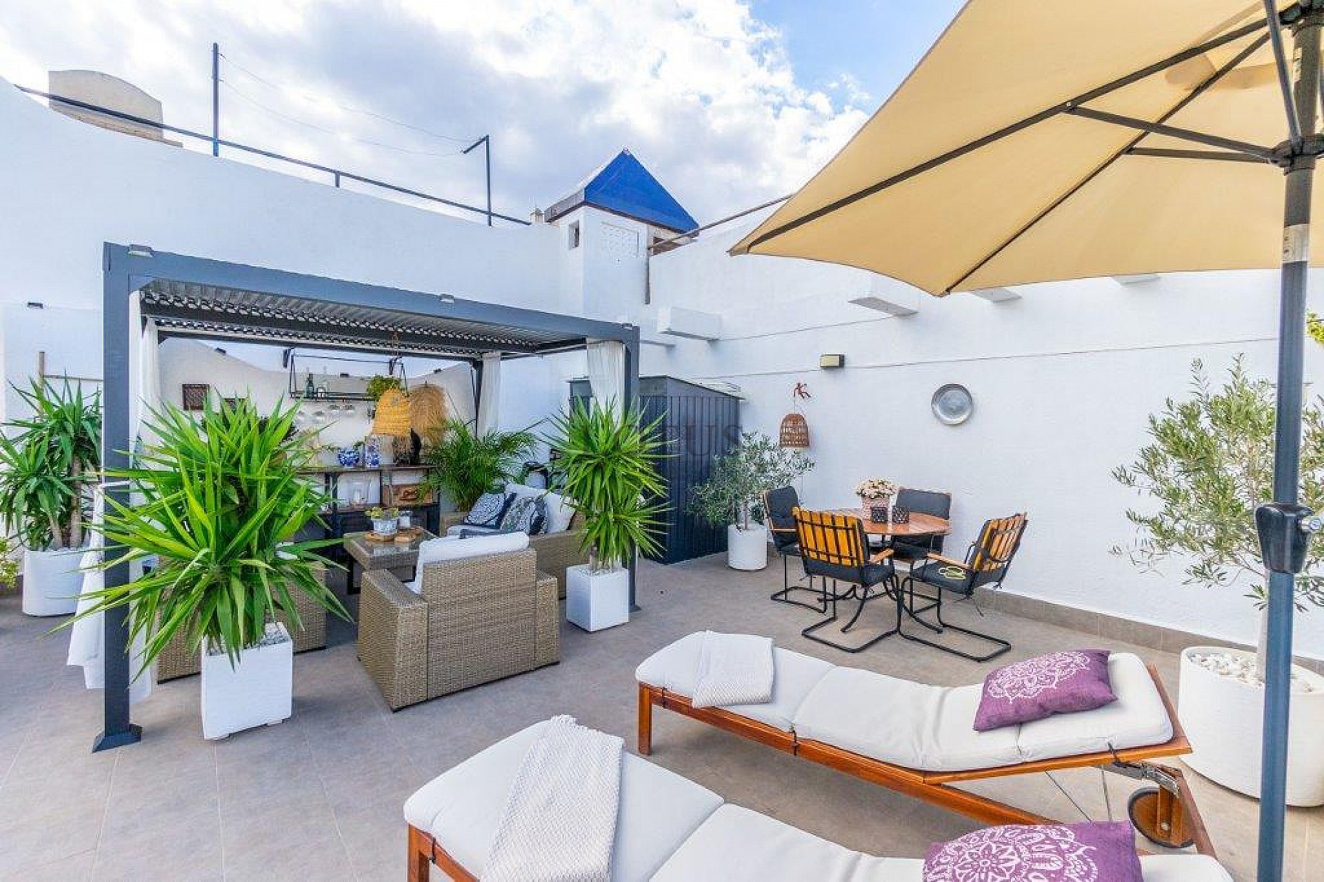 Супер красивый отремонтированный таунхаус в Урбе. Доня Инес с террасой на крыше и садом - Lotus Properties