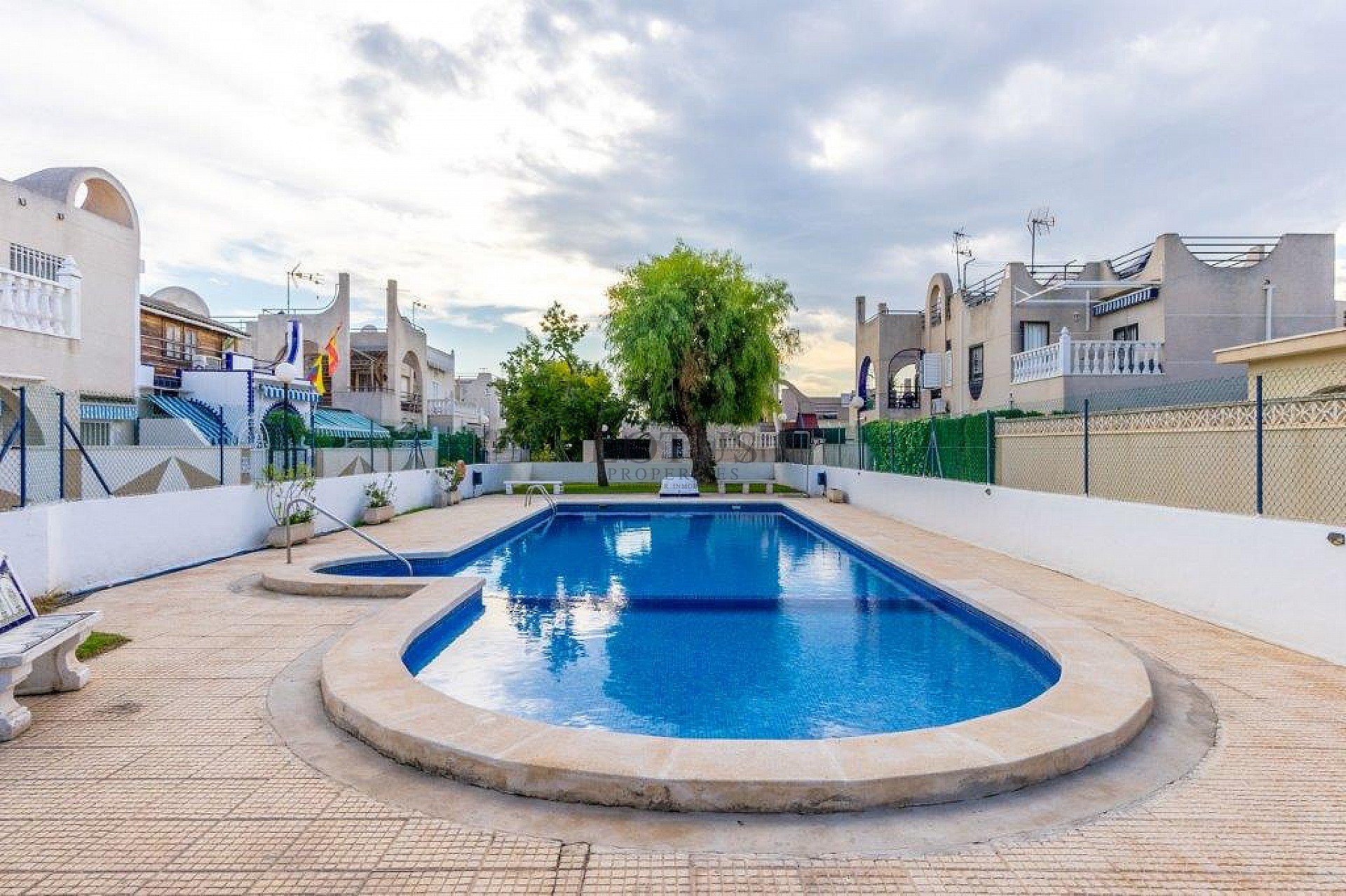 Супер красивый отремонтированный таунхаус в Урбе. Доня Инес с террасой на крыше и садом - Lotus Properties