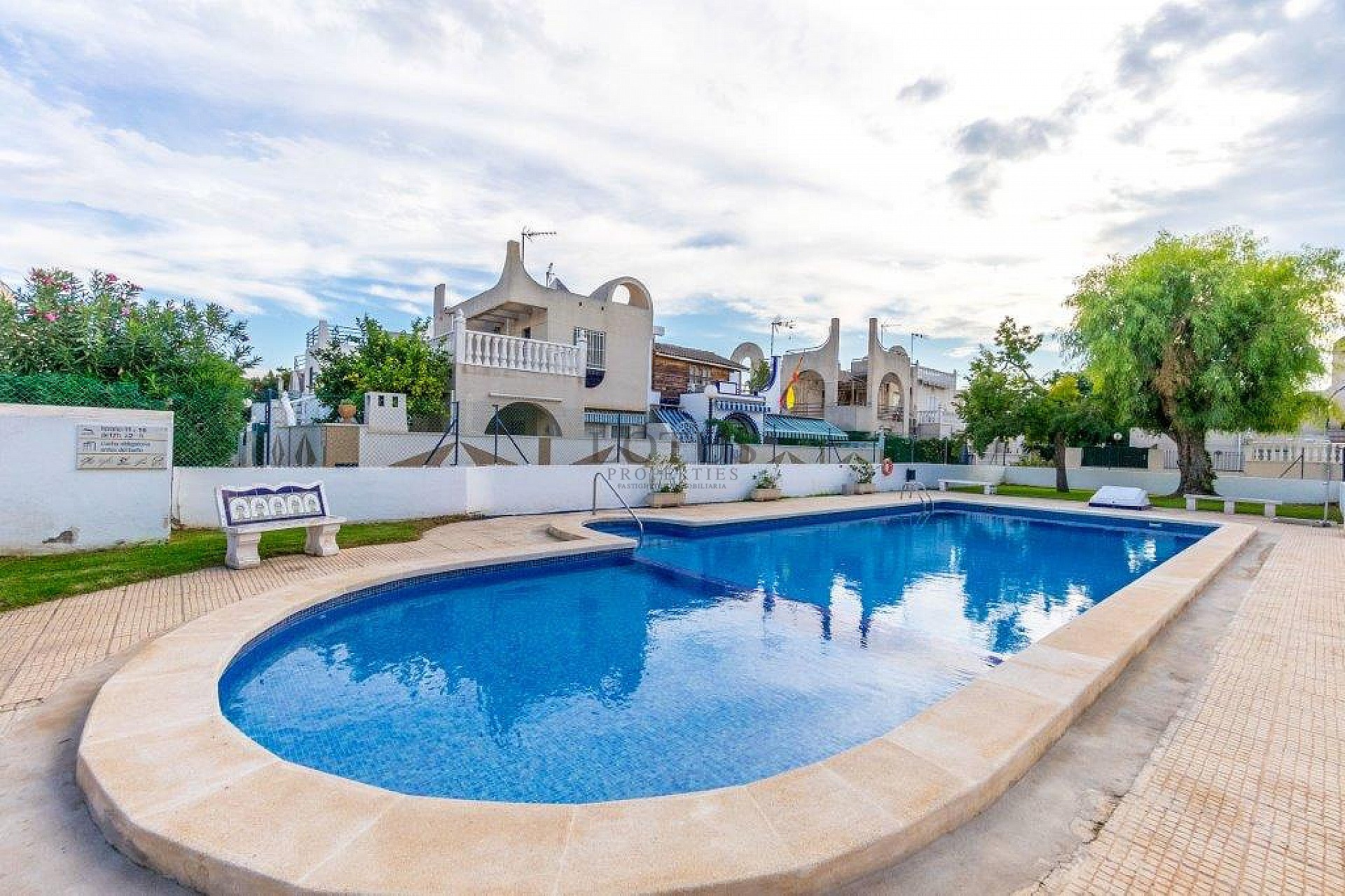 Супер красивый отремонтированный таунхаус в Урбе. Доня Инес с террасой на крыше и садом - Lotus Properties