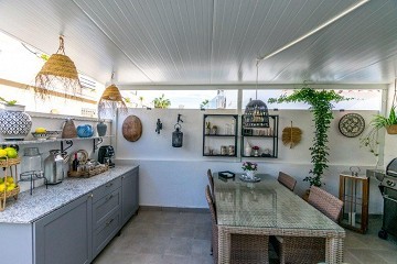 Super mooie gerenoveerde tussenwoning in Urb. Doňa Inės met dakterras en tuin - Lotus Properties