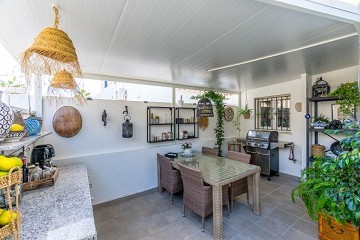 Super mooie gerenoveerde tussenwoning in Urb. Doňa Inės met dakterras en tuin - Lotus Properties
