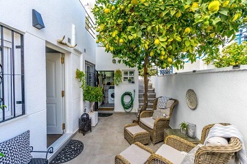Super mooie gerenoveerde tussenwoning in Urb. Doňa Inės met dakterras en tuin - Lotus Properties