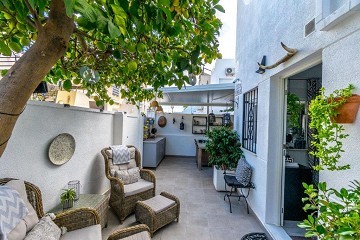 Super mooie gerenoveerde tussenwoning in Urb. Doňa Inės met dakterras en tuin - Lotus Properties