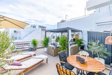 Super mooie gerenoveerde tussenwoning in Urb. Doňa Inės met dakterras en tuin - Lotus Properties