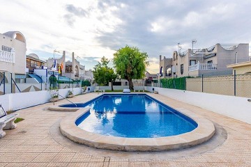 Super mooie gerenoveerde tussenwoning in Urb. Doňa Inės met dakterras en tuin - Lotus Properties