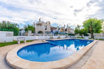 Super mooie gerenoveerde tussenwoning in Urb. Doňa Inės met dakterras en tuin - Lotus Properties