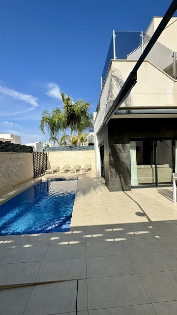 Mooie moderne villa met 3 slaapkamers en 3 badkamers in Ciudad Quesada - Lotus Properties
