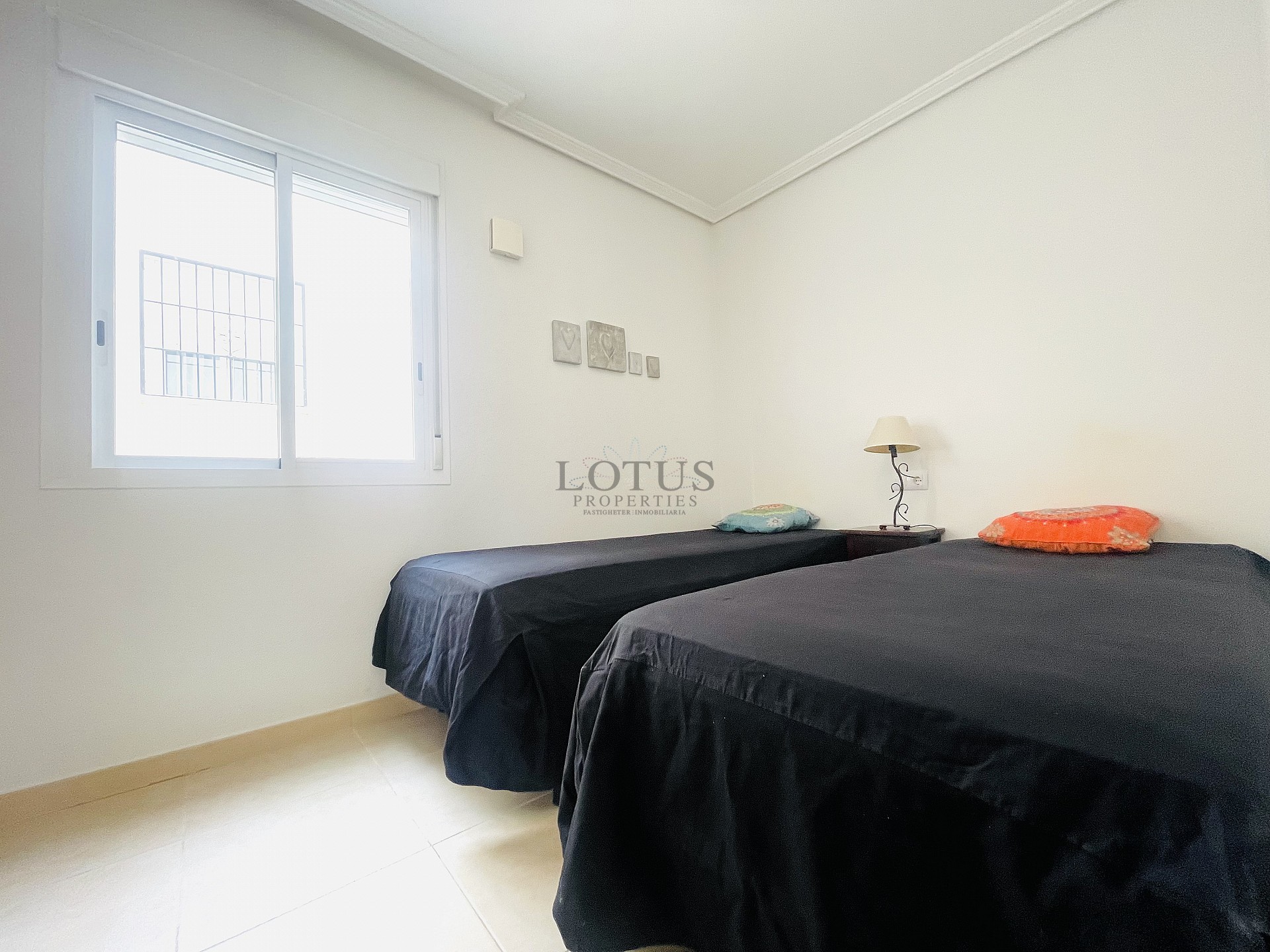 Topfloor in gewilde Urb. Altos de la Bahia XI met dakterras en zeezicht! - Lotus Properties