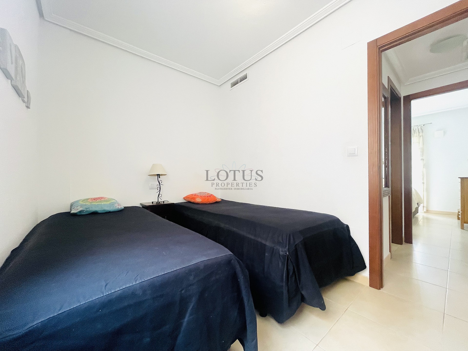 Topfloor in gewilde Urb. Altos de la Bahia XI met dakterras en zeezicht! - Lotus Properties