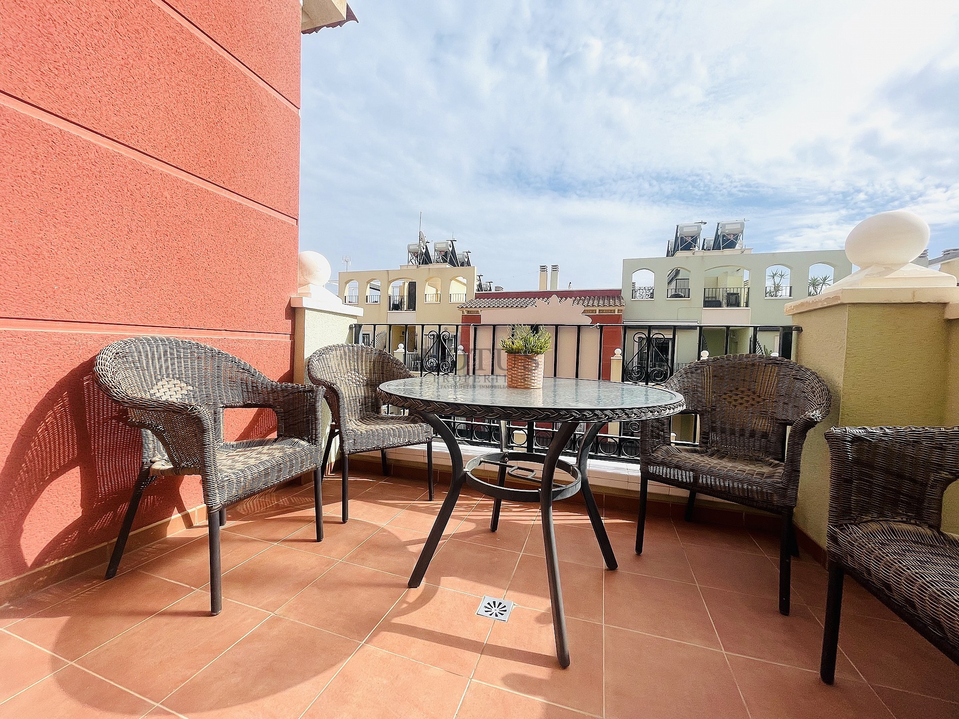 Topfloor in gewilde Urb. Altos de la Bahia XI met dakterras en zeezicht! - Lotus Properties