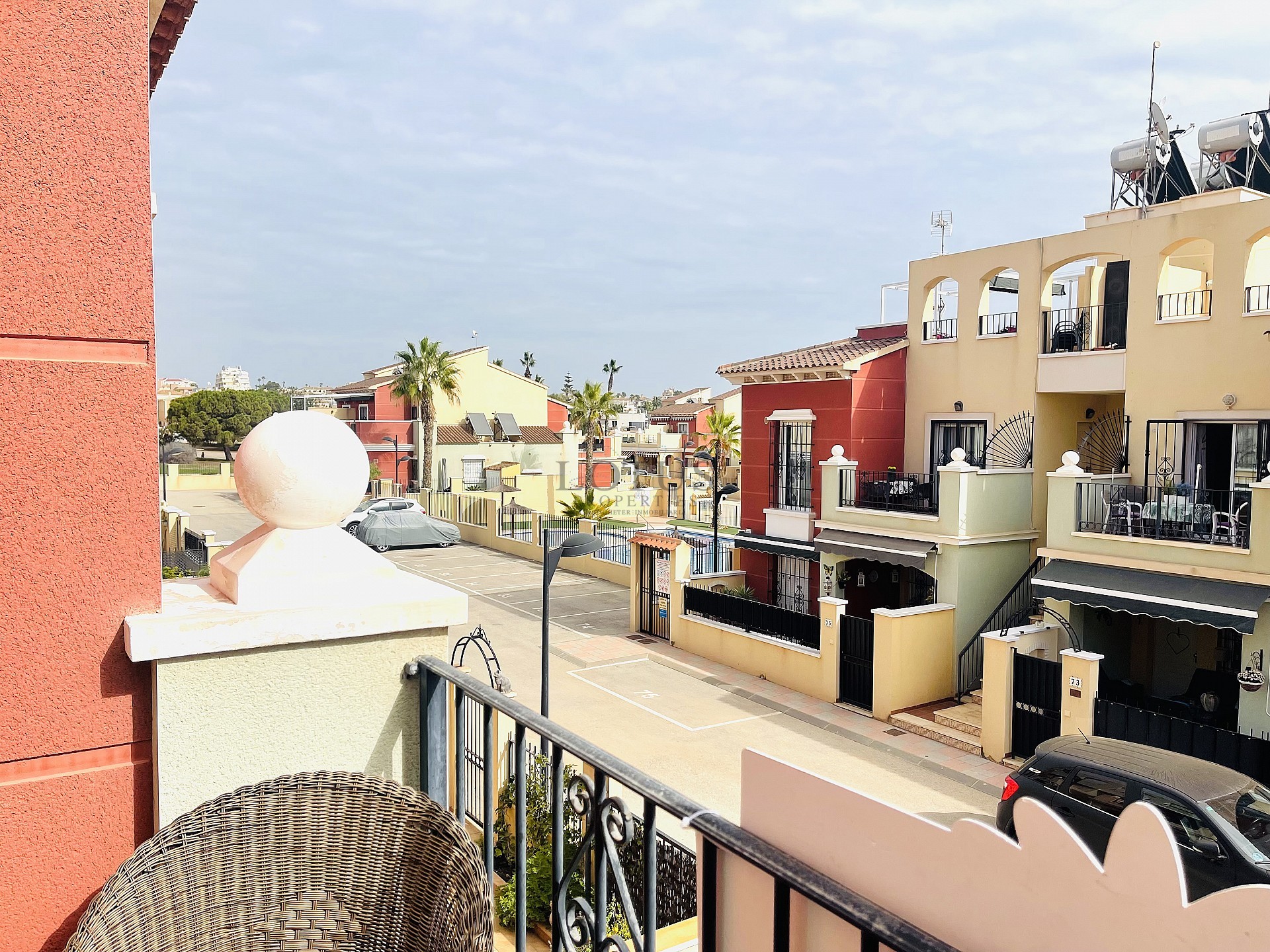 Topfloor in gewilde Urb. Altos de la Bahia XI met dakterras en zeezicht! - Lotus Properties