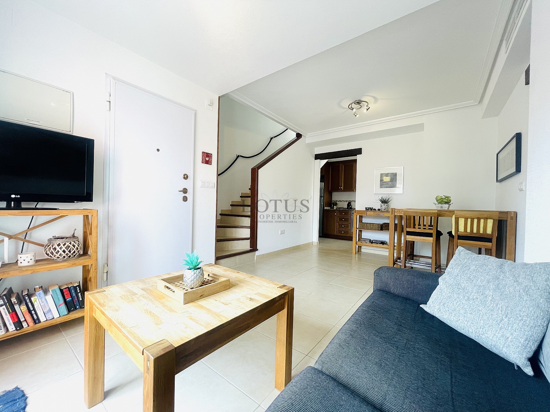 Topfloor in gewilde Urb. Altos de la Bahia XI met dakterras en zeezicht! - Lotus Properties