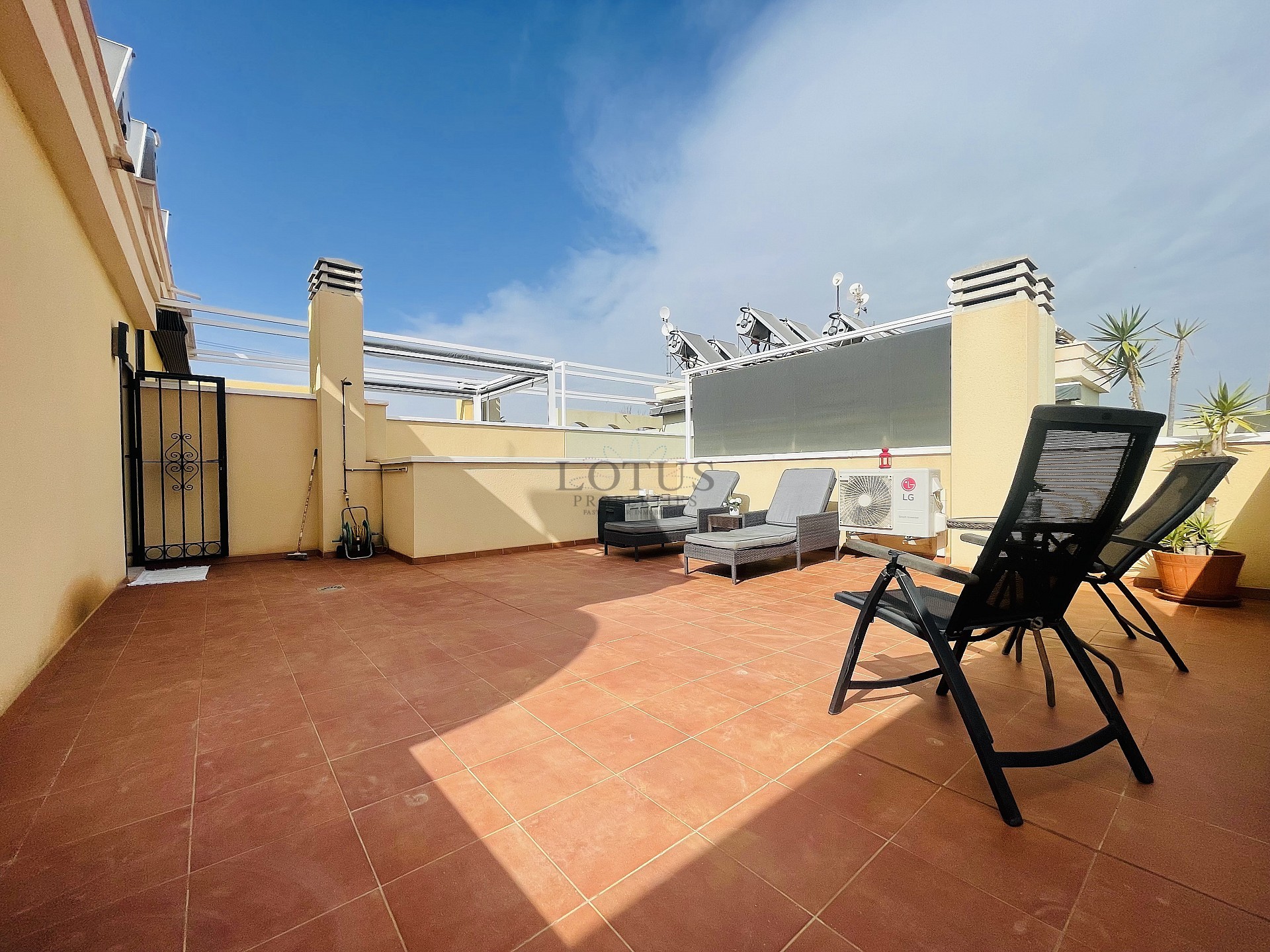 Topfloor in gewilde Urb. Altos de la Bahia XI met dakterras en zeezicht! - Lotus Properties