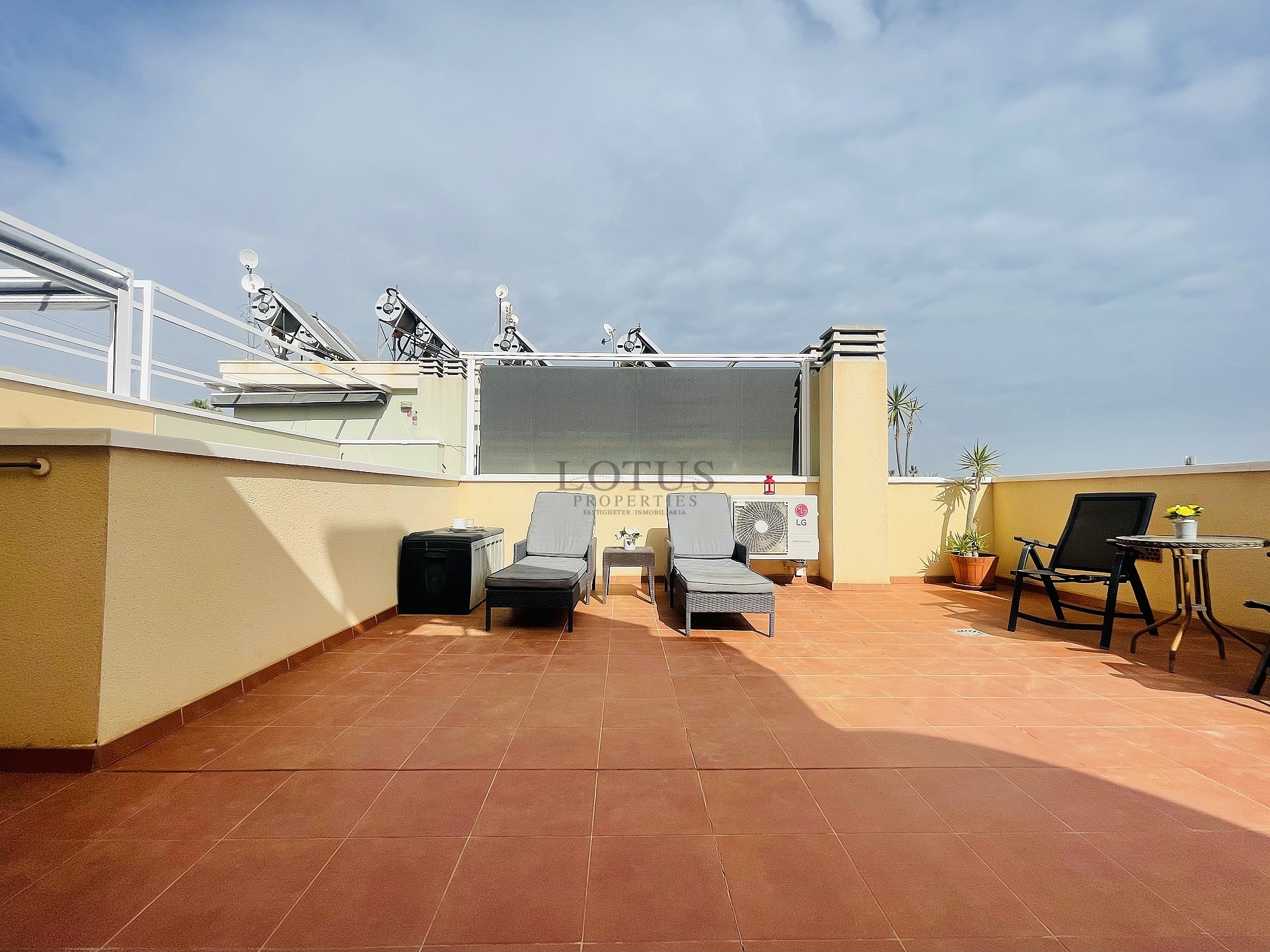 Topfloor in gewilde Urb. Altos de la Bahia XI met dakterras en zeezicht! - Lotus Properties