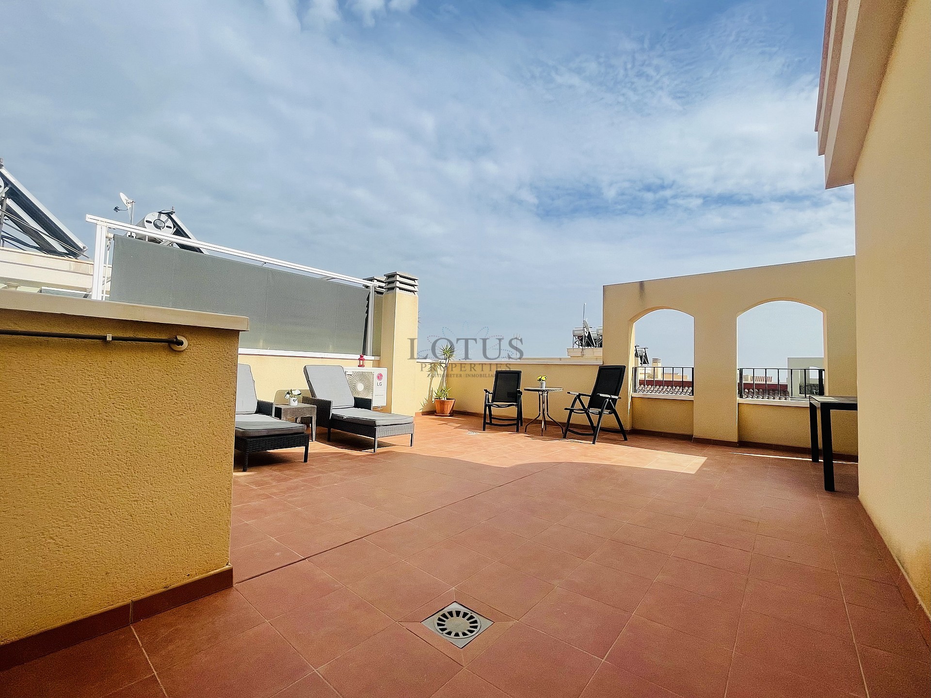 Topfloor in gewilde Urb. Altos de la Bahia XI met dakterras en zeezicht! - Lotus Properties