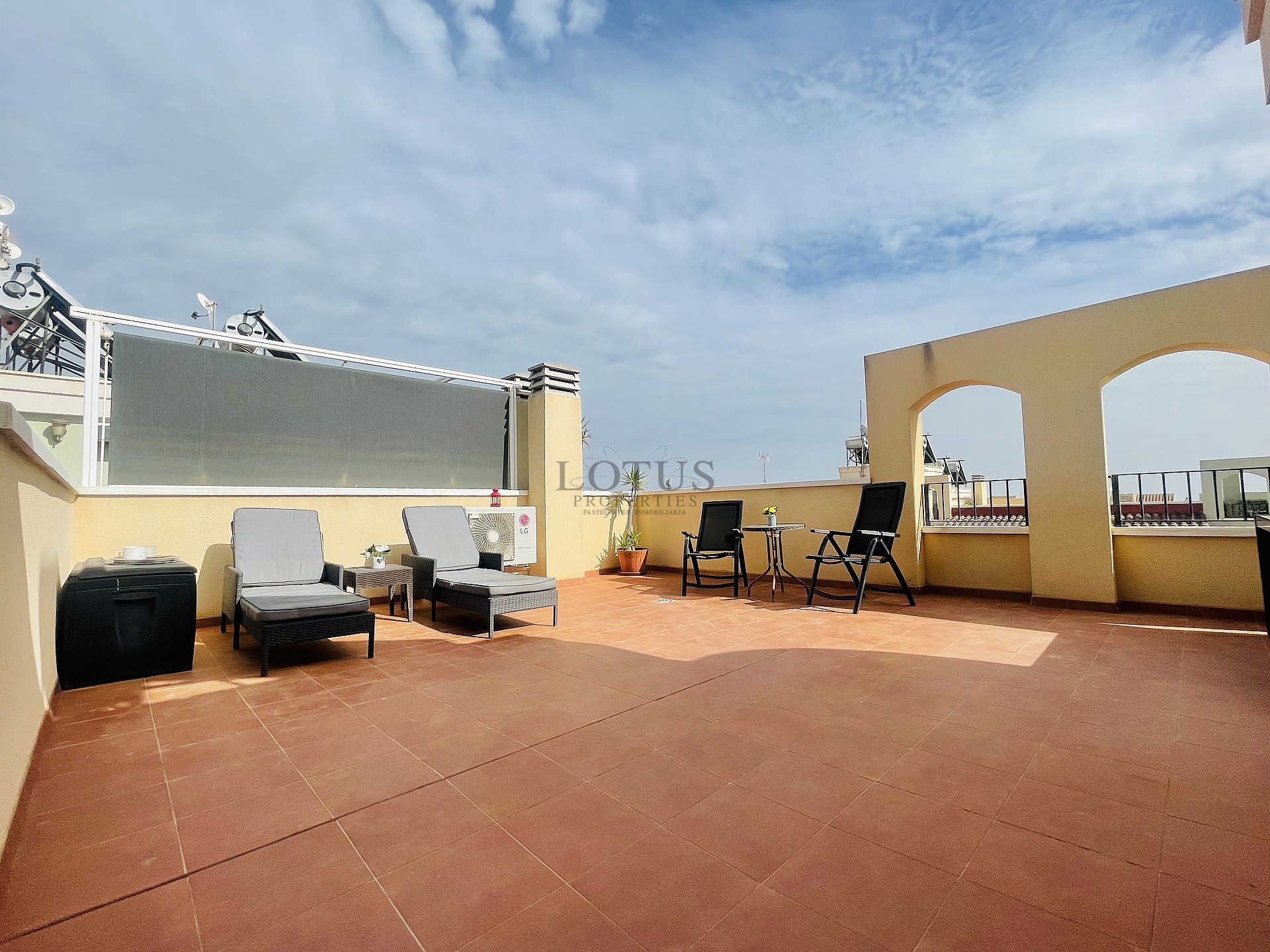 Topfloor in gewilde Urb. Altos de la Bahia XI met dakterras en zeezicht! - Lotus Properties