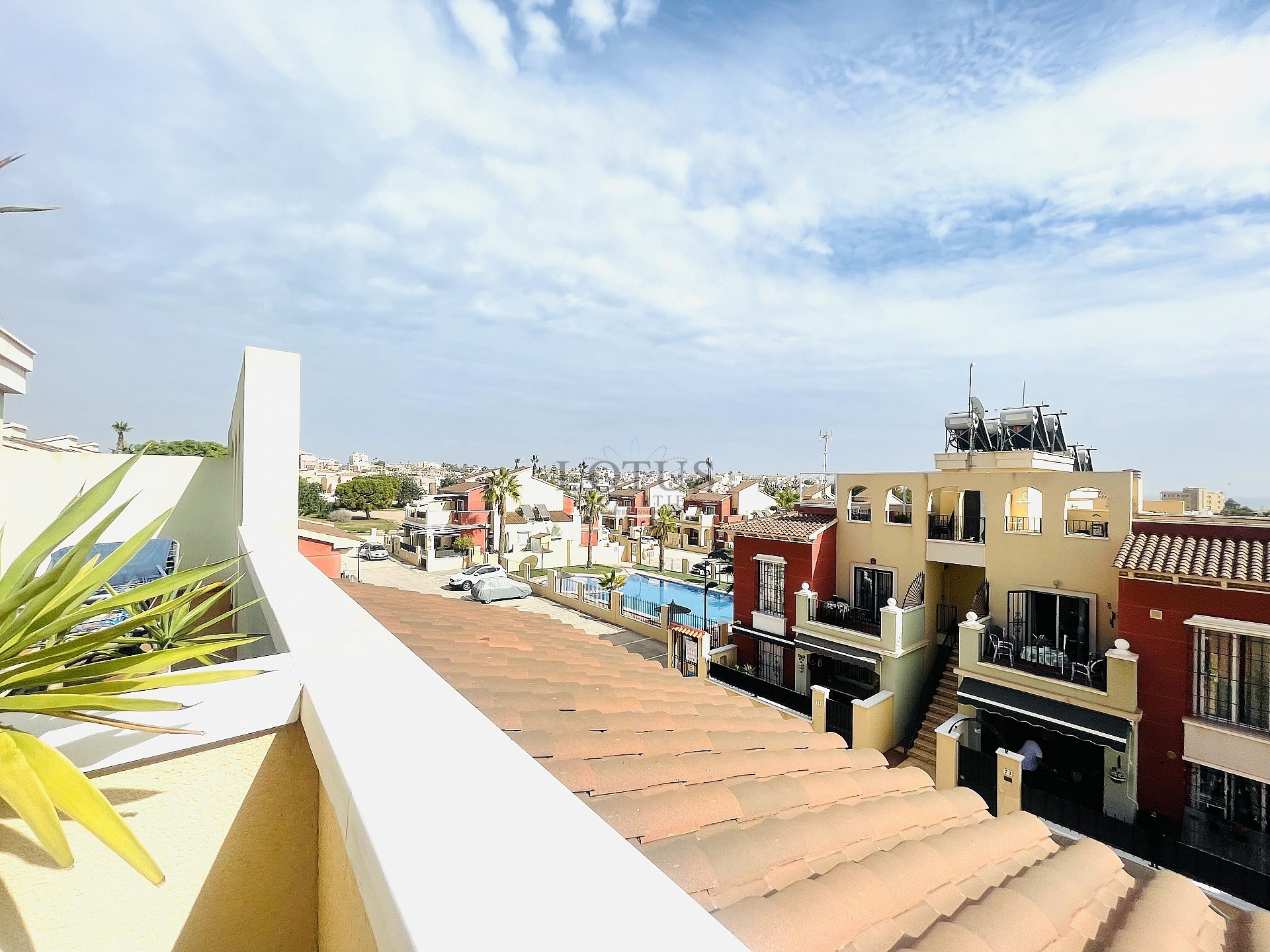 Topfloor in gewilde Urb. Altos de la Bahia XI met dakterras en zeezicht! - Lotus Properties
