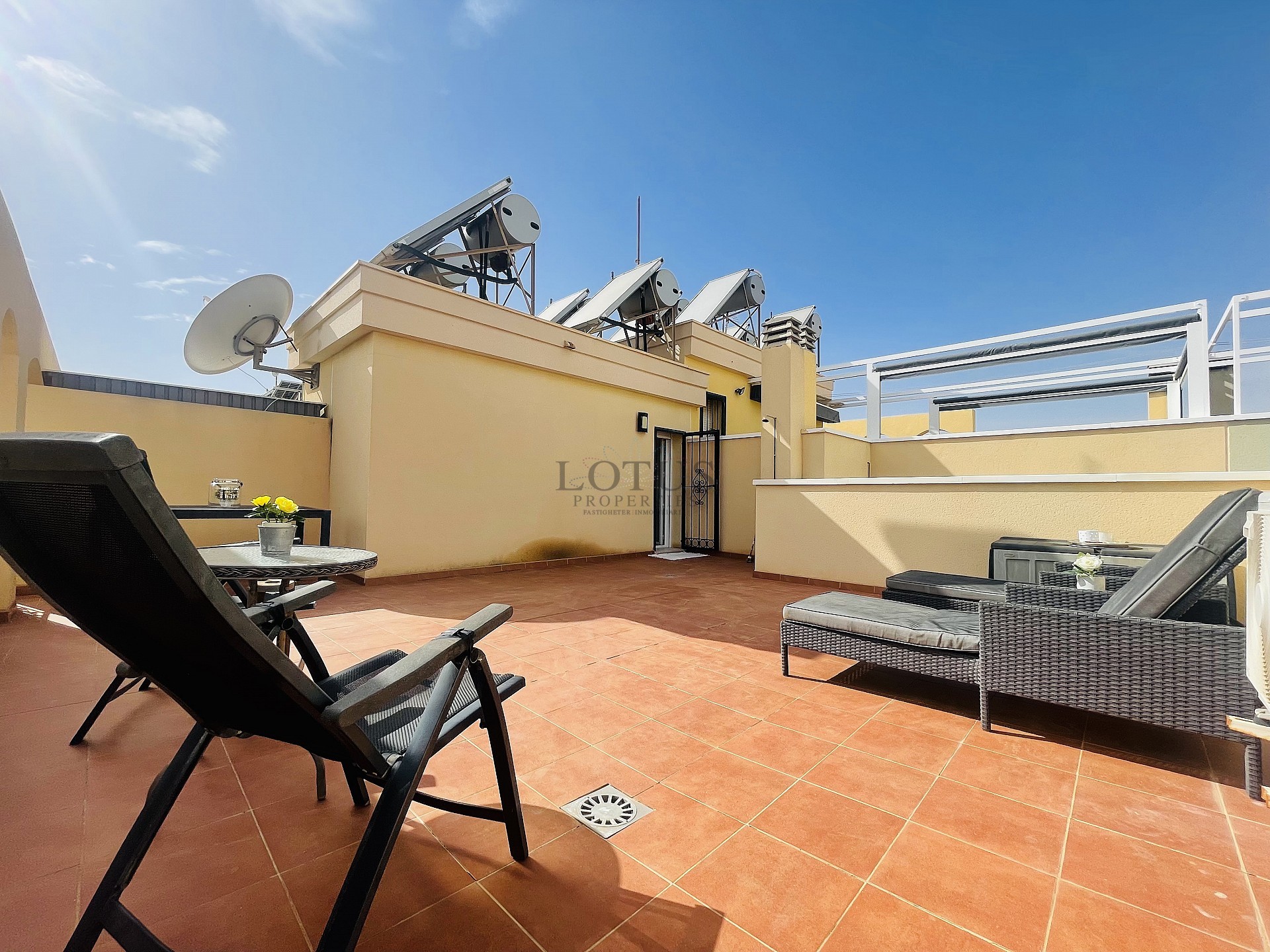 Topfloor in gewilde Urb. Altos de la Bahia XI met dakterras en zeezicht! - Lotus Properties