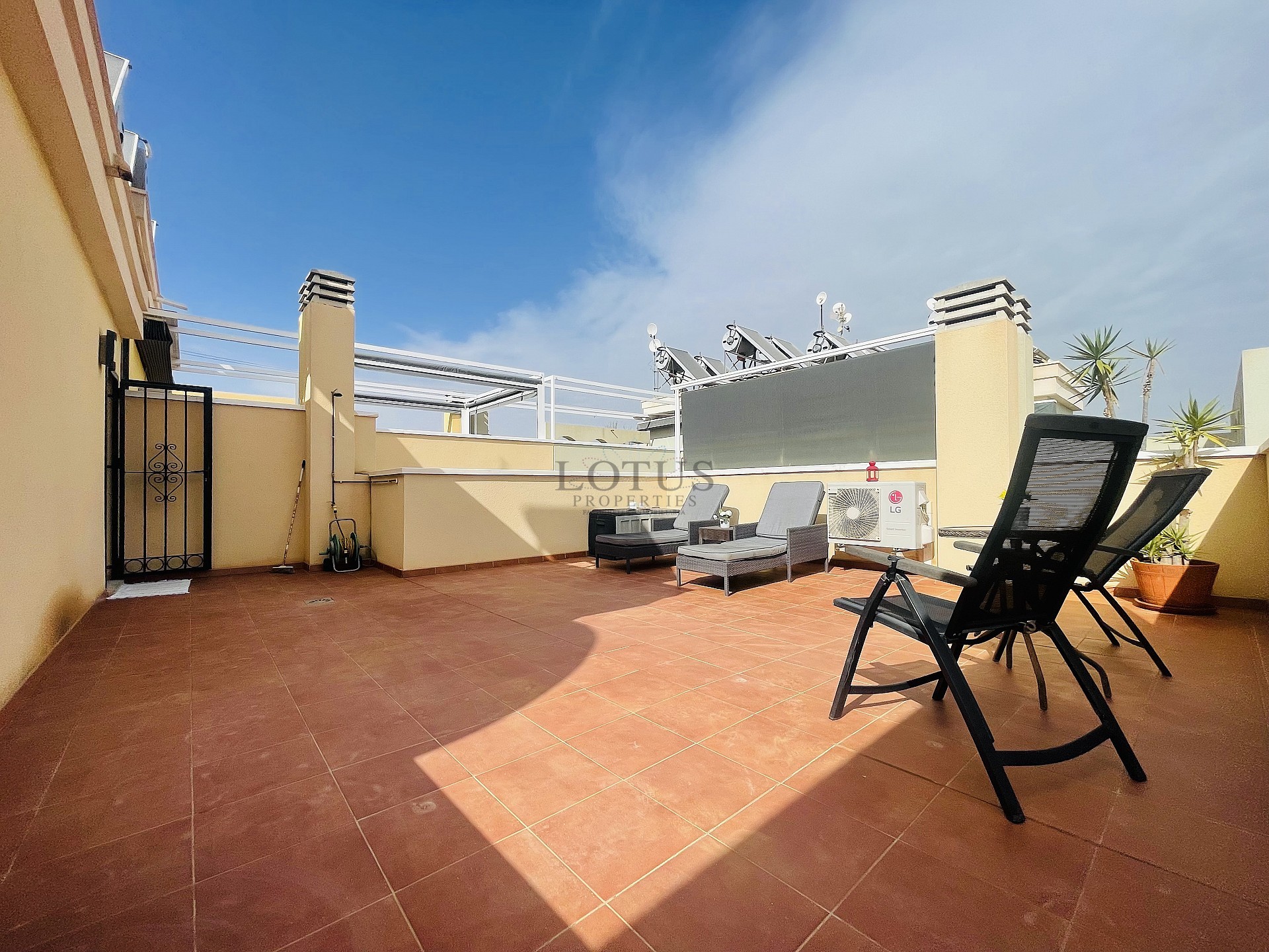 Topfloor in gewilde Urb. Altos de la Bahia XI met dakterras en zeezicht! - Lotus Properties