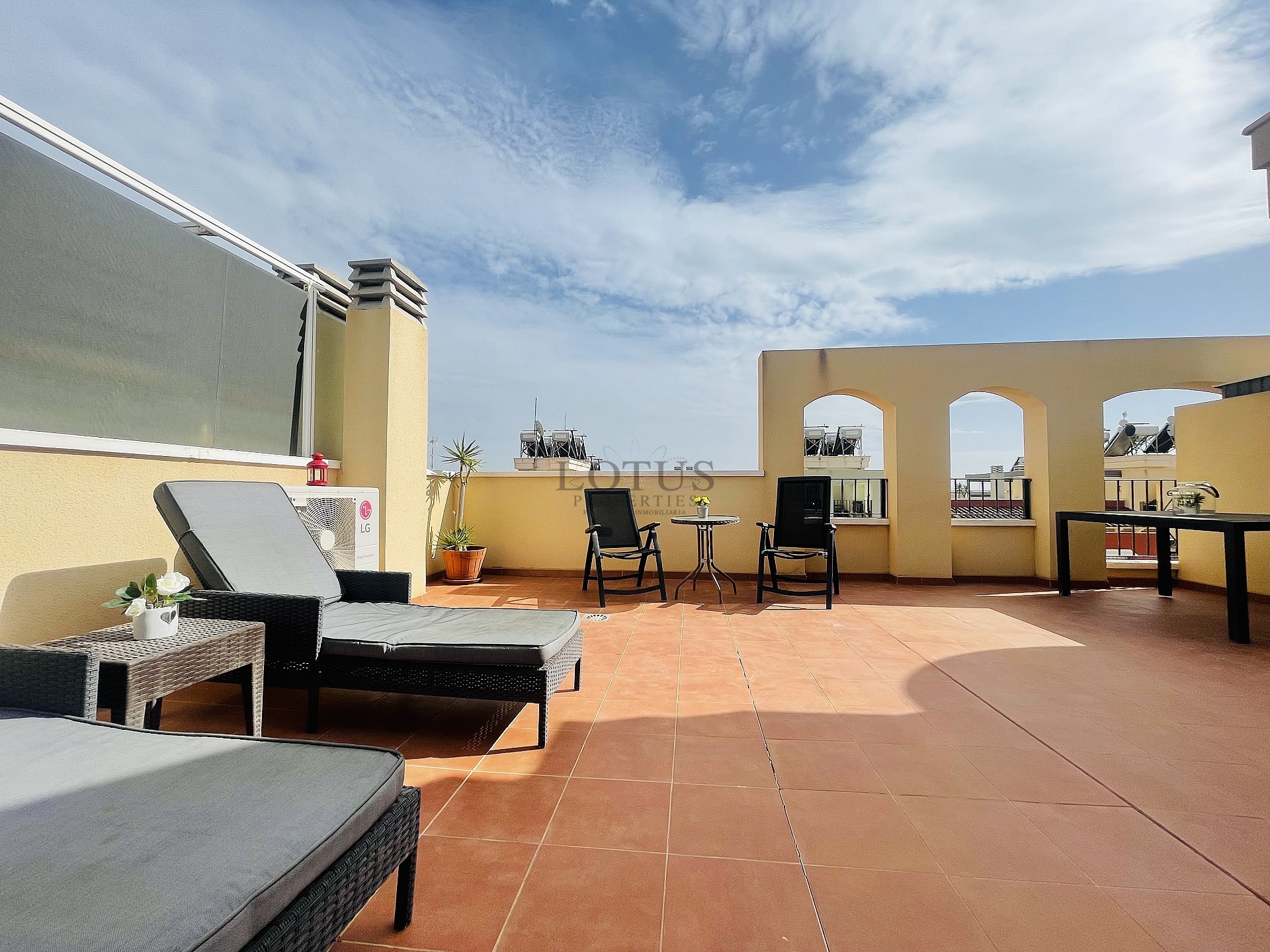 Topfloor in gewilde Urb. Altos de la Bahia XI met dakterras en zeezicht! - Lotus Properties