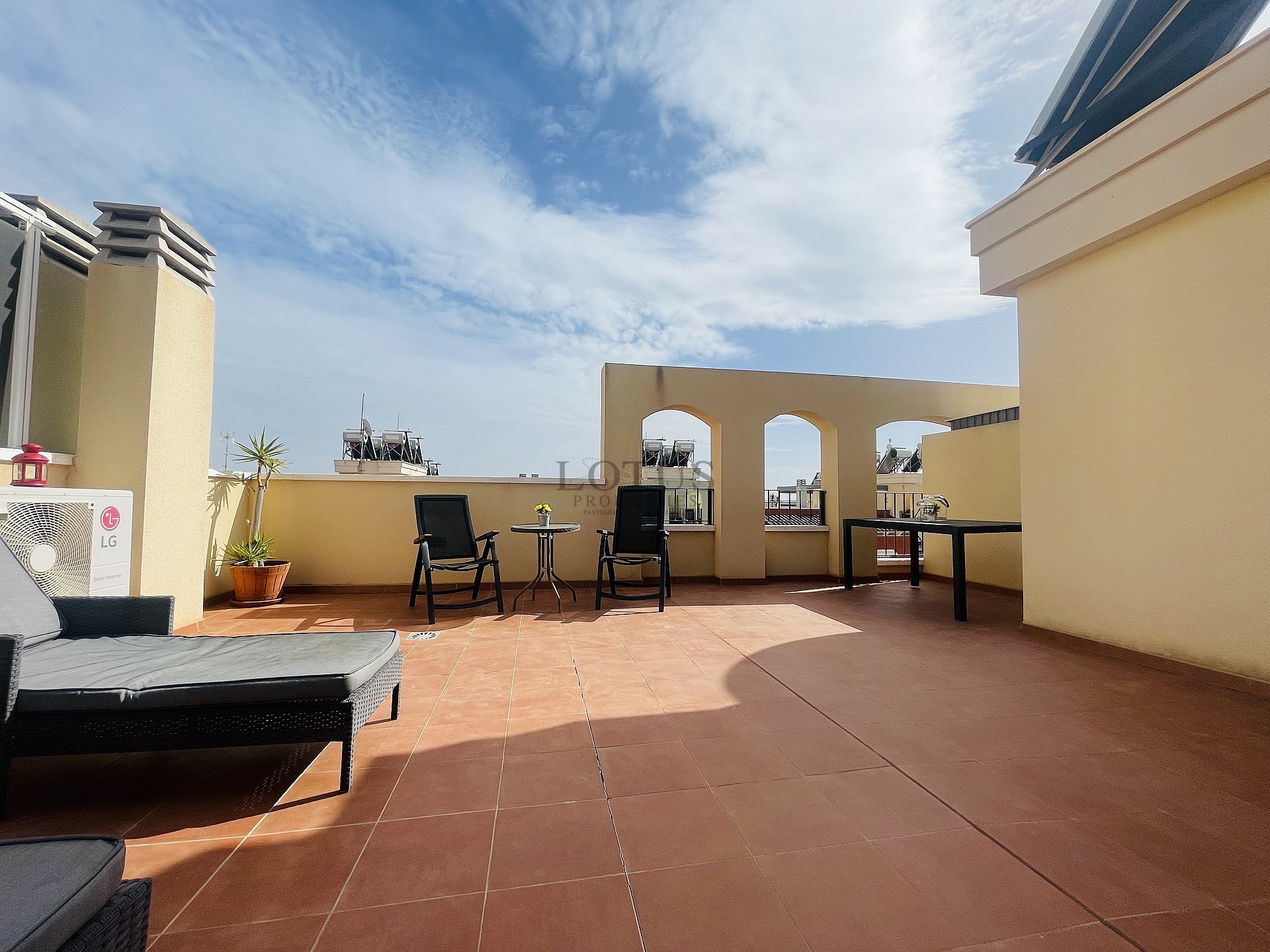 Topfloor in gewilde Urb. Altos de la Bahia XI met dakterras en zeezicht! - Lotus Properties
