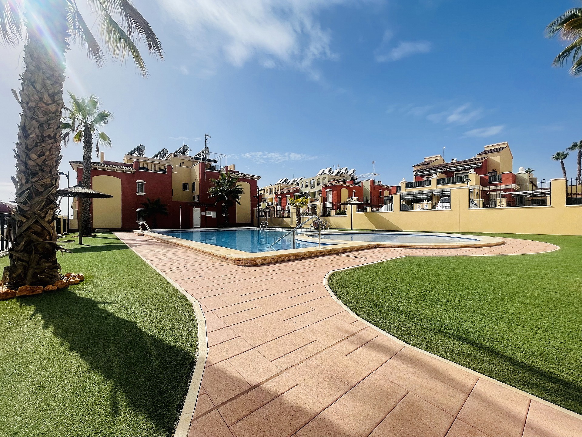 Topfloor in gewilde Urb. Altos de la Bahia XI met dakterras en zeezicht! - Lotus Properties