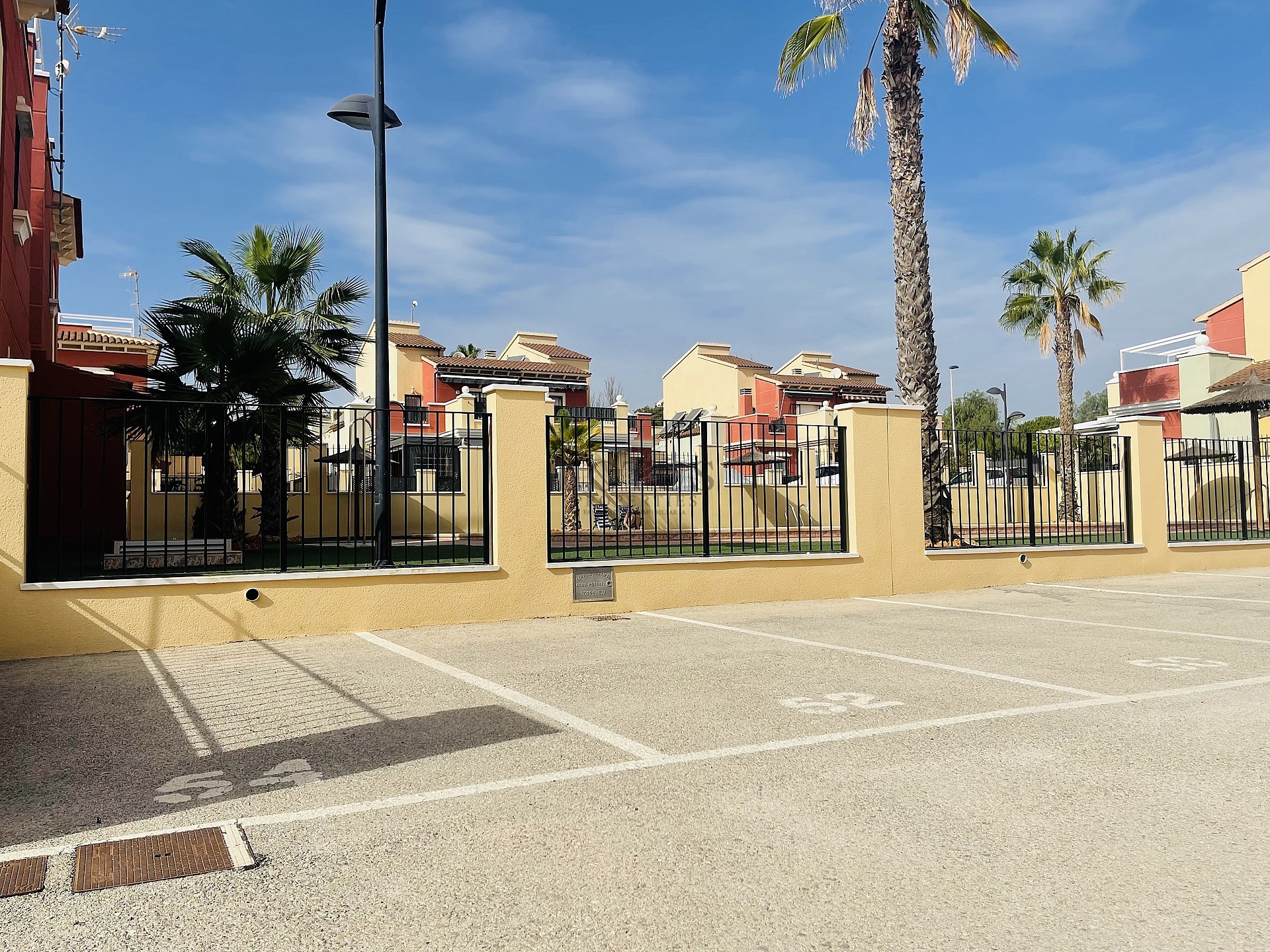 Topfloor in gewilde Urb. Altos de la Bahia XI met dakterras en zeezicht! - Lotus Properties