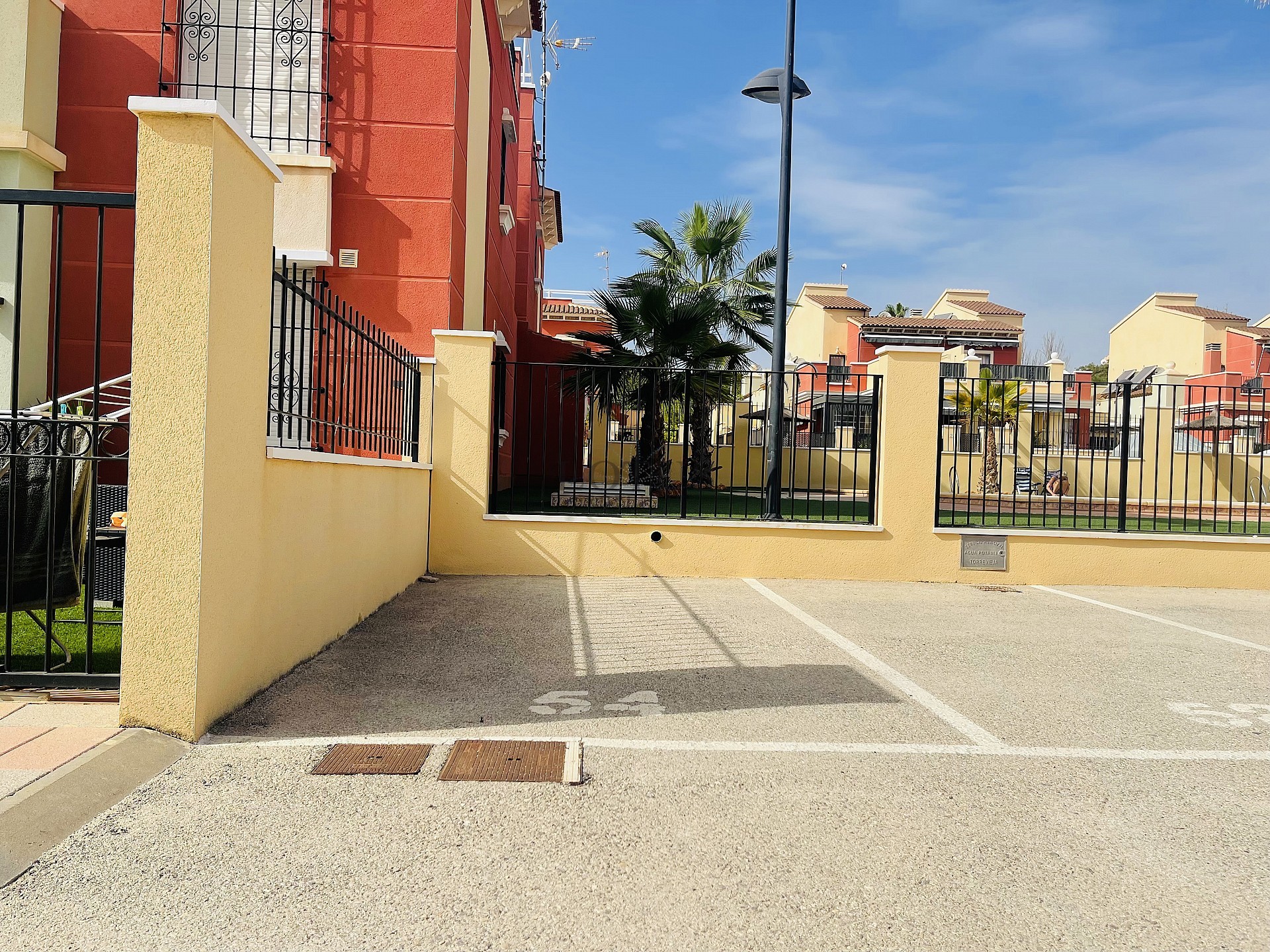 Topfloor in gewilde Urb. Altos de la Bahia XI met dakterras en zeezicht! - Lotus Properties