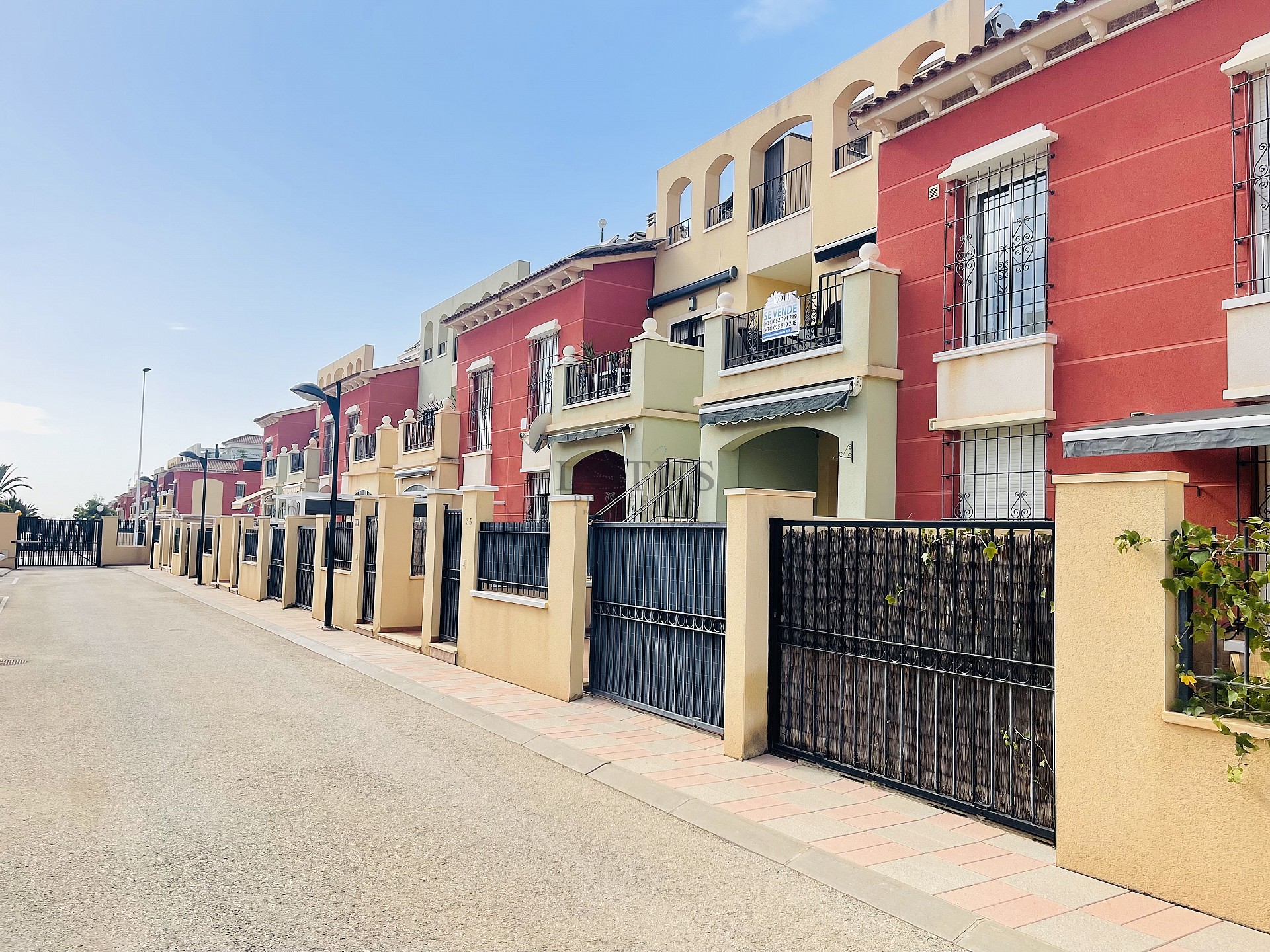 Topfloor in gewilde Urb. Altos de la Bahia XI met dakterras en zeezicht! - Lotus Properties