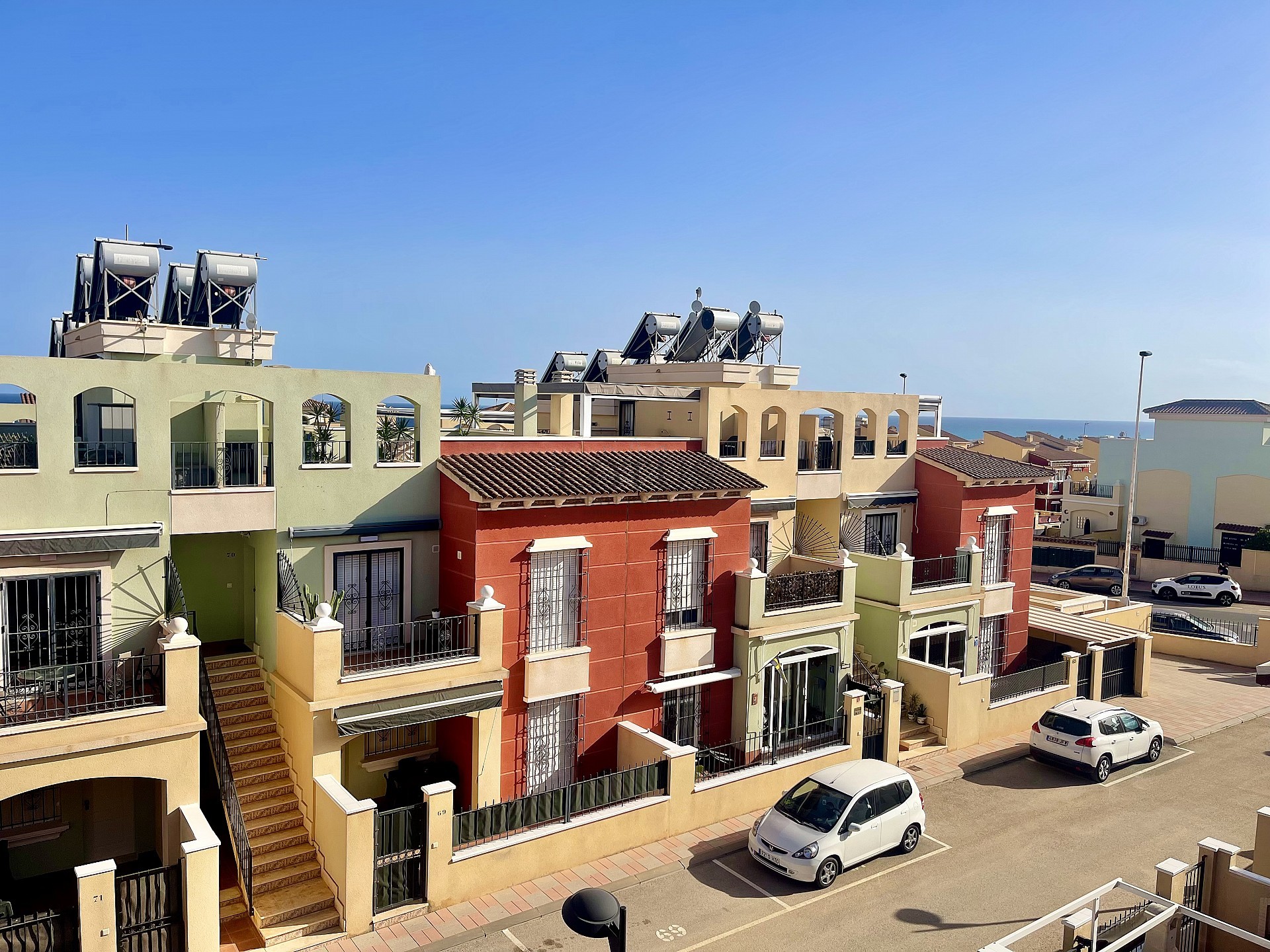 Topfloor in gewilde Urb. Altos de la Bahia XI met dakterras en zeezicht! - Lotus Properties