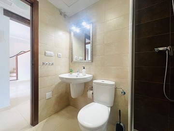 Topfloor in gewilde Urb. Altos de la Bahia XI met dakterras en zeezicht! - Lotus Properties
