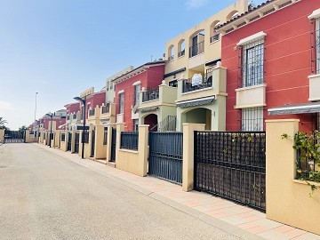 Topfloor in gewilde Urb. Altos de la Bahia XI met dakterras en zeezicht! - Lotus Properties