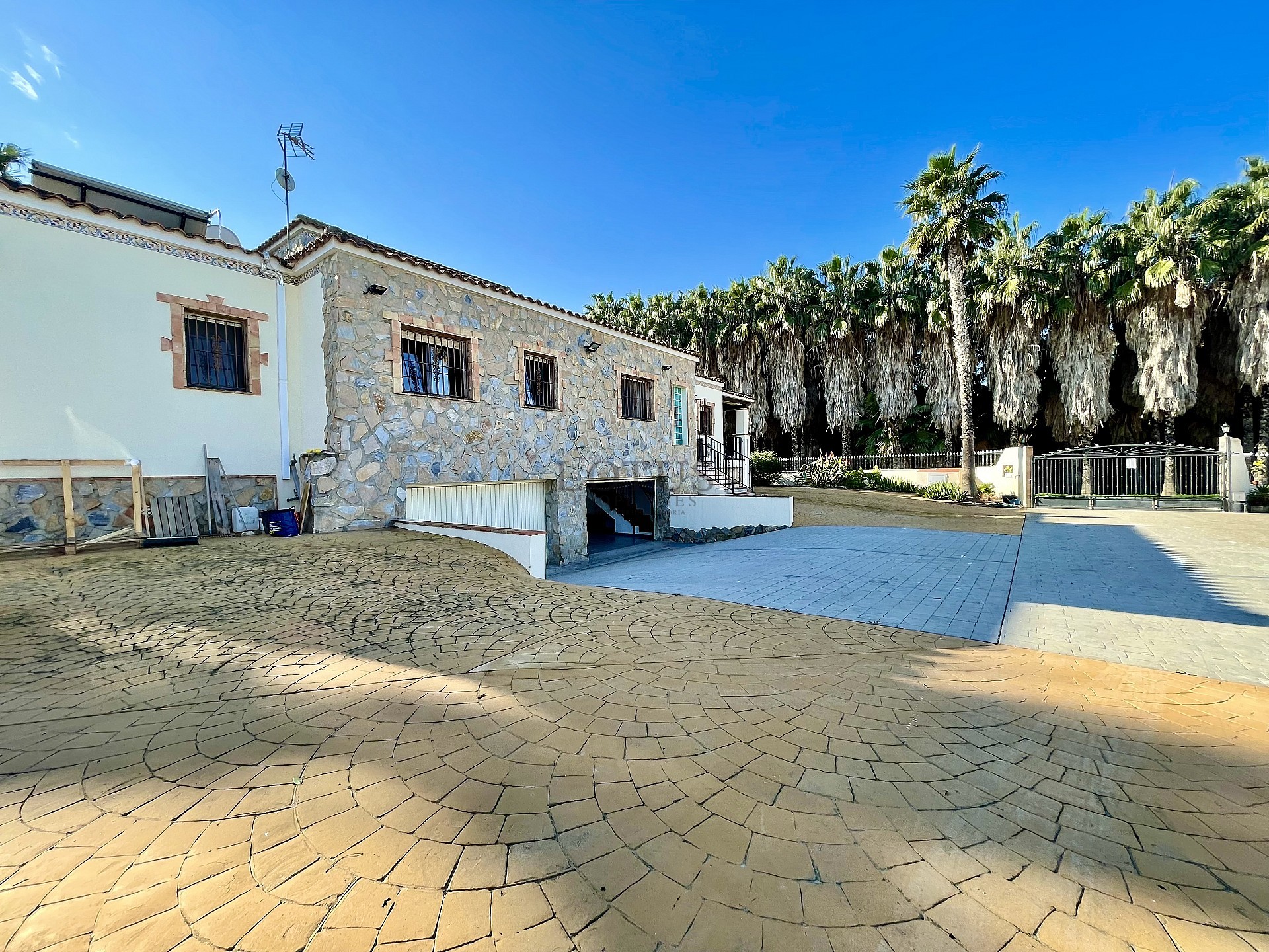 Spectaculair gerenoveerd herenhuis in Orihuela met 4 slaapkamers! - Lotus Properties