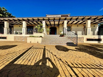 ¡Increíble finca en Orihuela con 4 dormitorios y hermosas vistas! - Lotus Properties