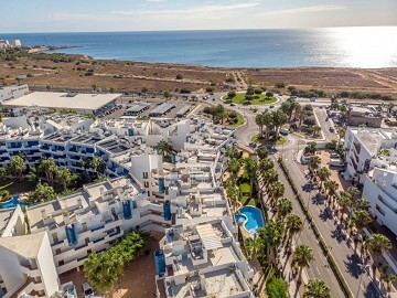 Superfin lägenhet i populära Res. La Calma med 4 pooler i Playa Flamenca - Lotus Properties