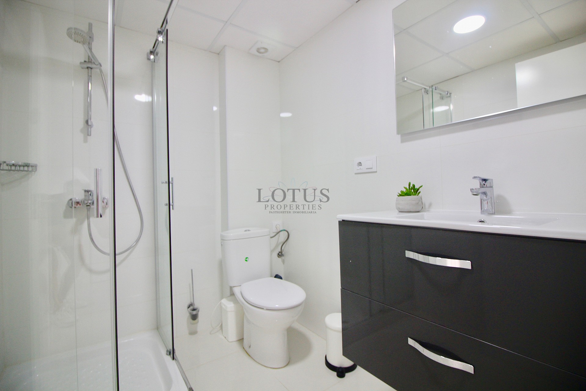 Reformed 3 bed only 100 m to Playa Del Cura - Lotus Properties