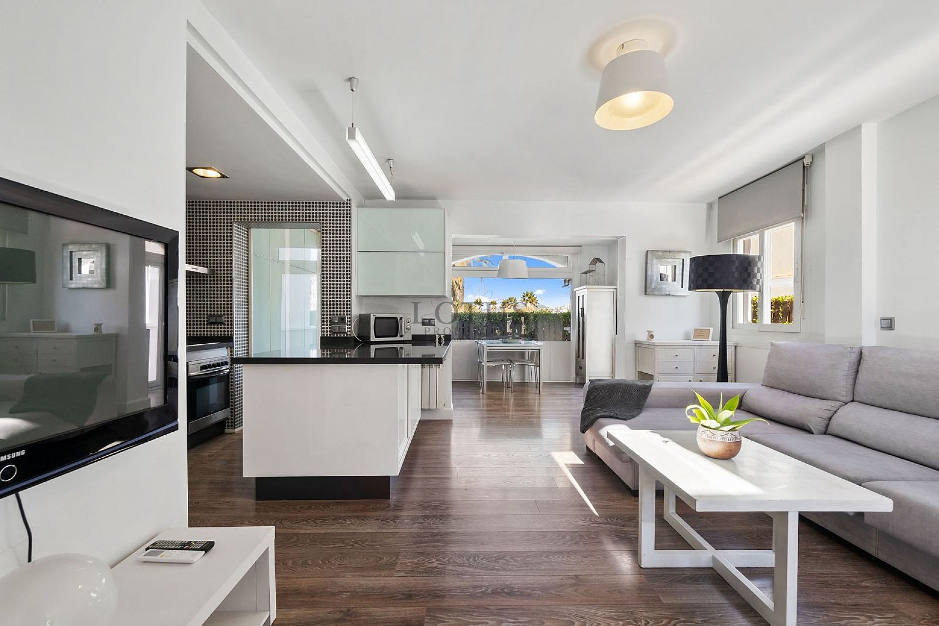 Stunning modern style 2 bed, 2 bathroom with great views - Lotus Properties