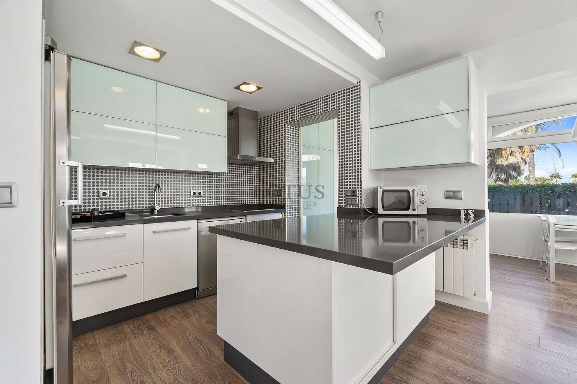 Stunning modern style 2 bed, 2 bathroom with great views - Lotus Properties